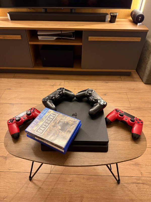 PS4 Slim 500GB, 4 джойстика, игры Days Gone, UFC3, Driveclub
