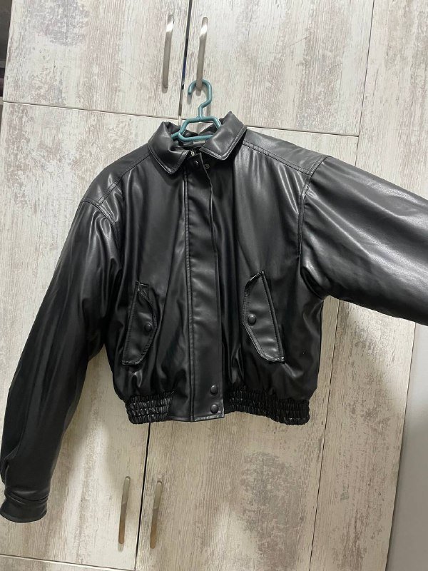 Красная куртка Bershka, черная куртка Divided H&M 4