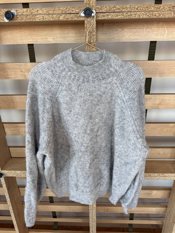 Жилетка H&M, Куртка Weekday, Кардиган Sezane, Топ Stradivarius, Гирлянда, Повязки Bershka, Свитер Sezane, Шарф, Когтеточка-коврик 7