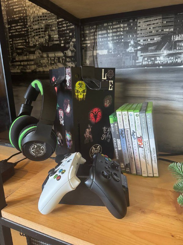 XBOX Series X с геймпадами, докстанцией, гарнитурой