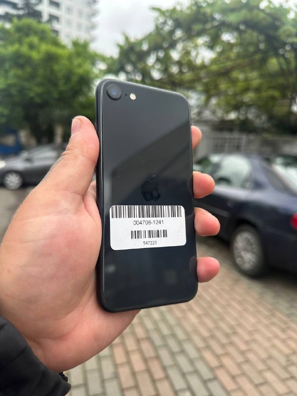 iPhone 11 64GB White, iPhone 12 64GB Midnight, iPhone SE 64GB Black 6
