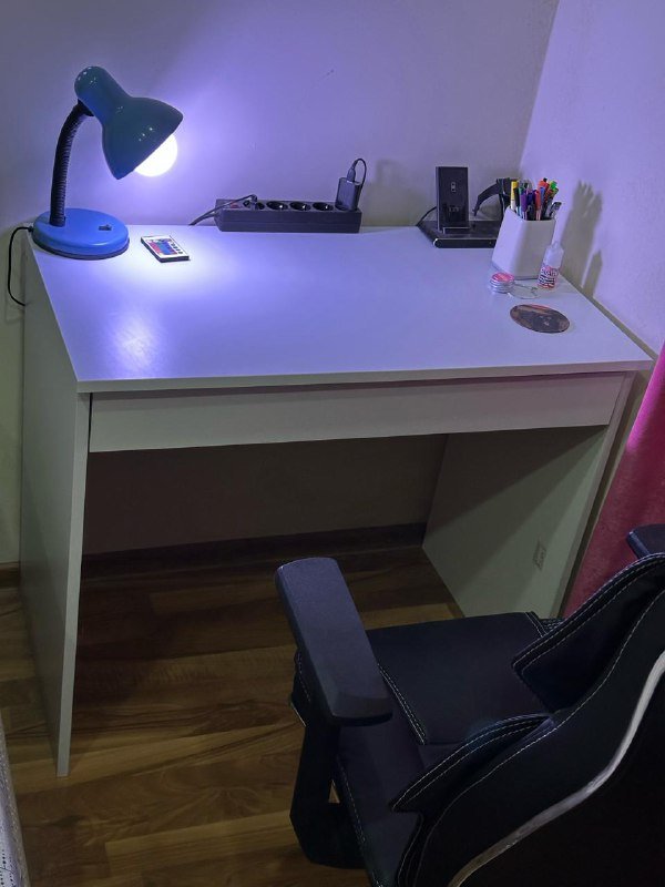 Стол с выдвижным ящиком, рабочее кресло