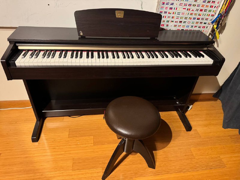 Yamaha E-pianino s kreslom