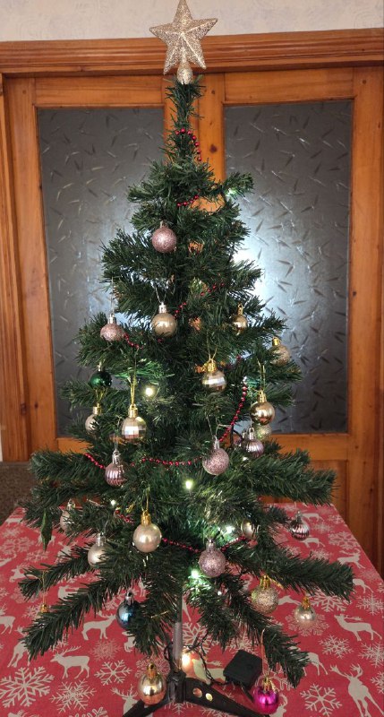 Ёлка, игрушки и гирлянда 4