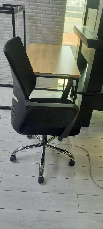 Офисное кресло с регулировкой высоты и механизмом качания 3