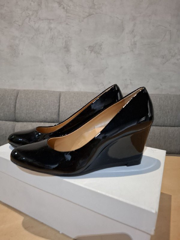 Лаковые туфли р. 38 на танкетке