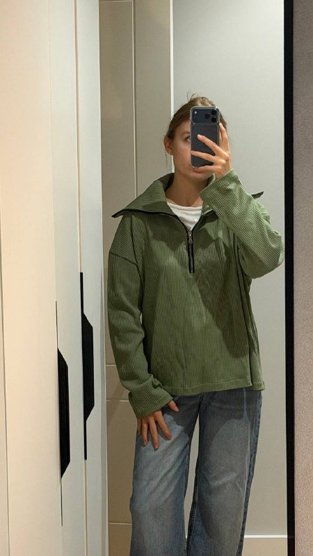 Куртка косуха, черные брюки на высокой талии, пиджак в клетку, зеленая кофта лонгслив, черные брюки со стразами 5