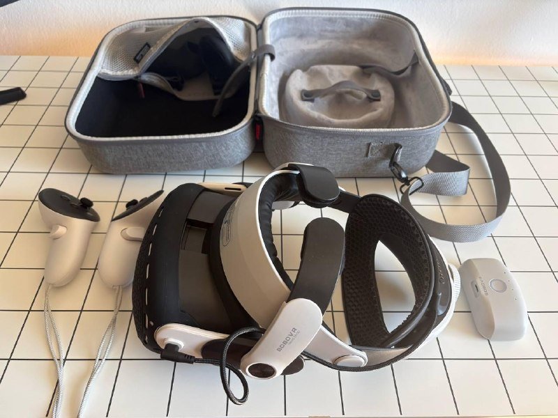 VR шлем Meta Quest 3 128GB, iPhone 12 mini 128GB