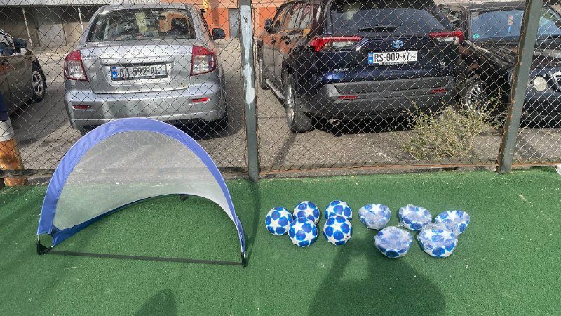 Детские мячи и ворота для игры в футбол