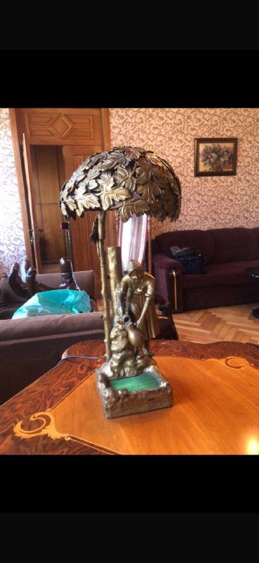 Настольная лампа с фигурой человека и дерева