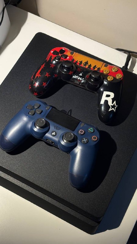 Sony PlayStation PS4 Pro с двумя джойстиками и hdmi кабелем 2