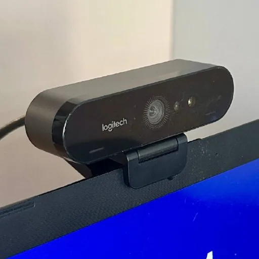 Logitech Brio веб-камера, крепление, USB-C кабель