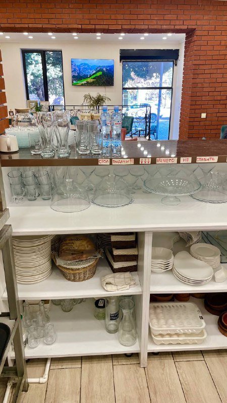 Деревянные столы, барная стойка, стойка-ресепшн администратора 3