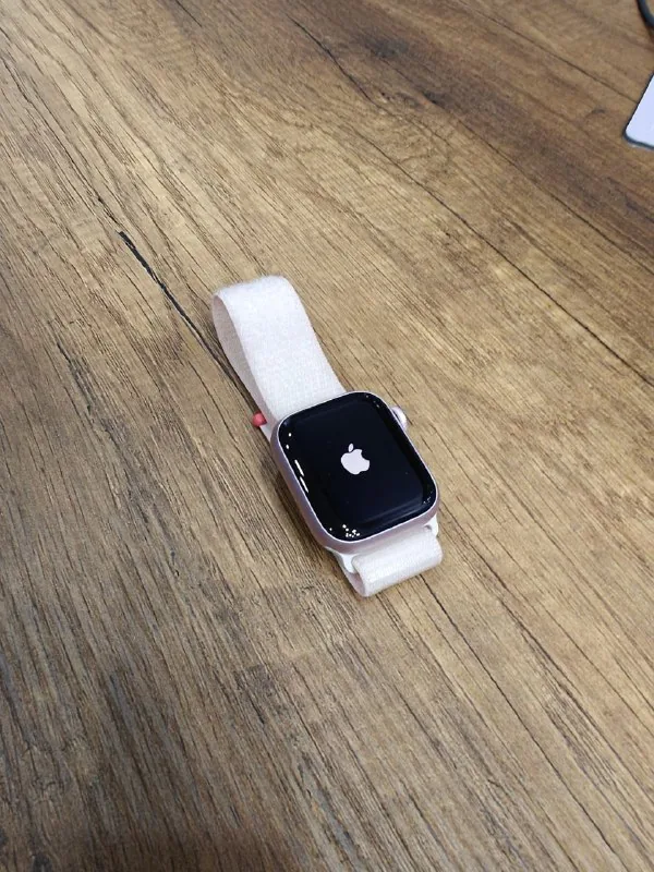 Apple Watch Series 9, Samsung Galaxy Watch 7 1