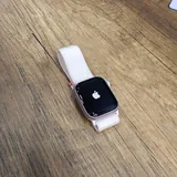 Apple Watch Series 9, Samsung Galaxy Watch 7 1