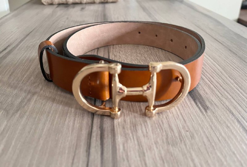 Кожаный тоут Michael Kors, рубашка Calvin Klein, спрей L'Oreal, стретч наколенники, беговые кроссовки Asics 5