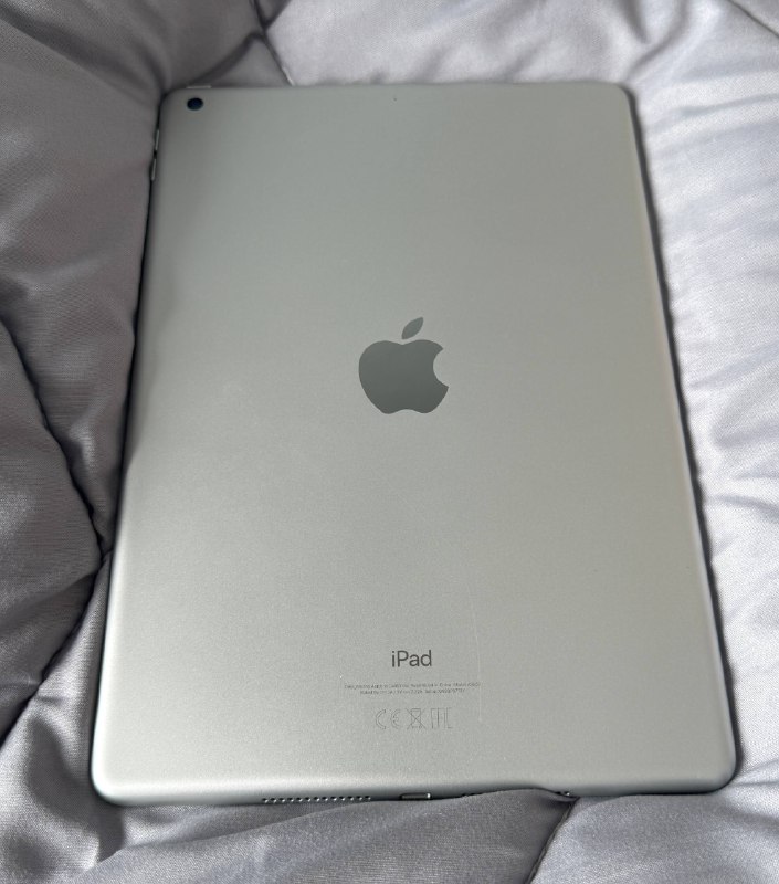 iPad 9, 64 GB, малейшие следы использования