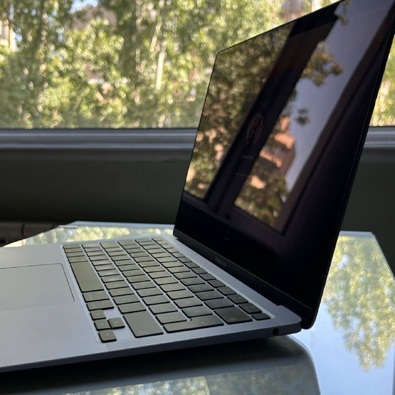 MacBook Air M1 8/256 с оригинальным зарядным устройством 4