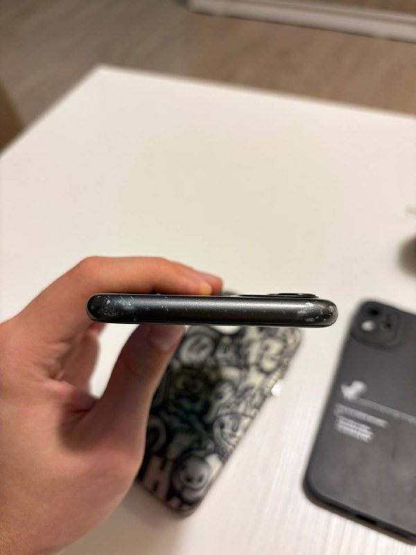 iPhone 11 128GB с чехлами 3