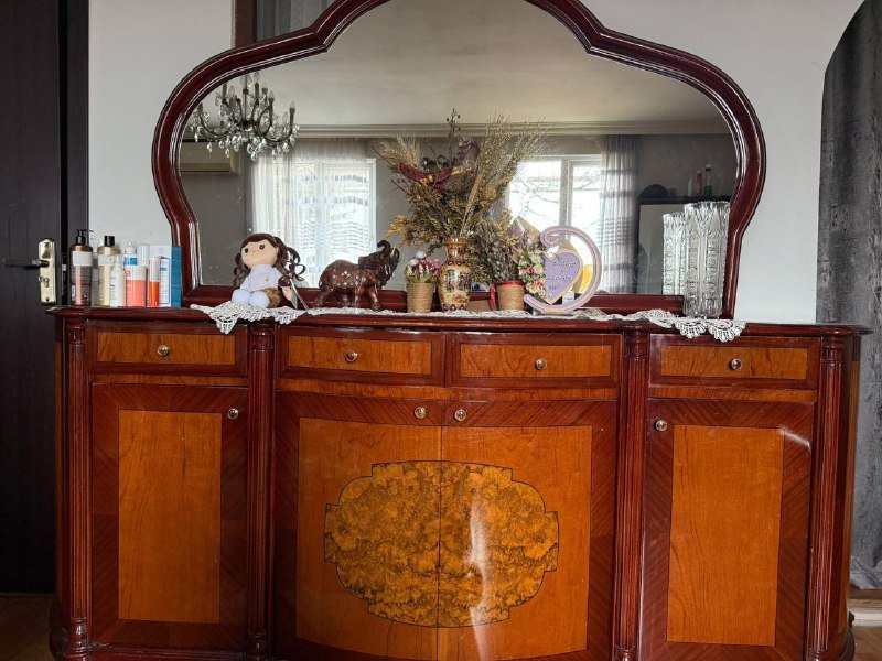 Комод с зеркалом и витрина из дерева