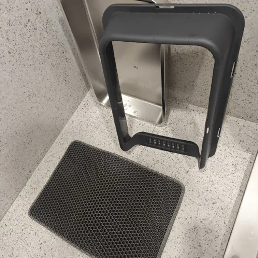 Cat litter box with mat