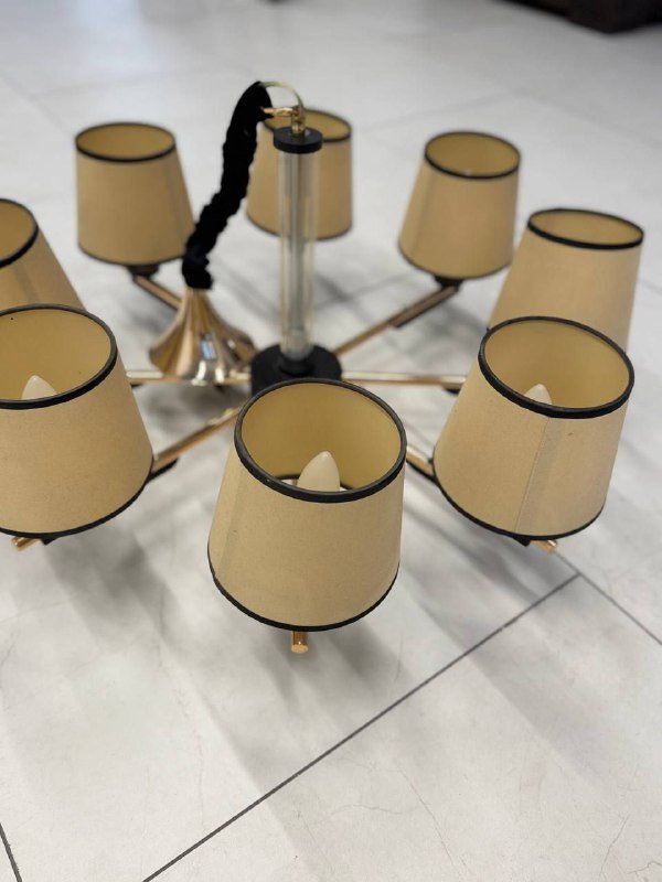 люстра с мягкими абажурами и золотистыми элементами