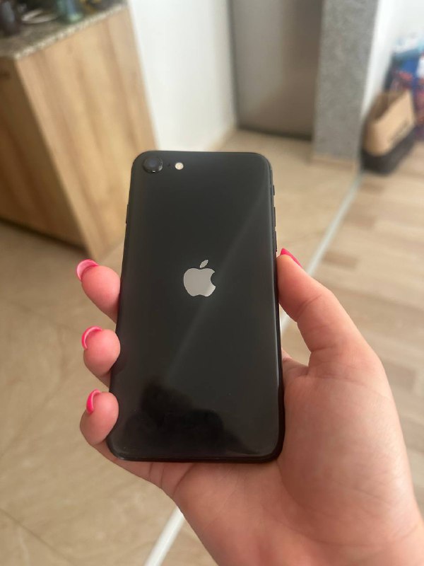 iPhone SE 64 ГБ черный