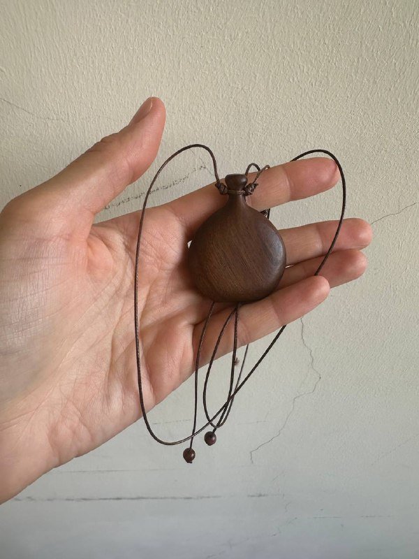 Стильный деревянный кулон на шнурке 3