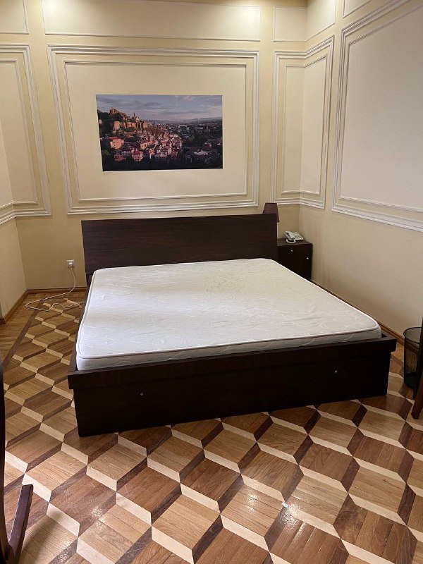 Кровать с матрасом, тумбочки