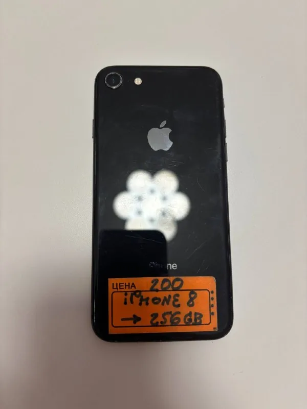 iPhone 8, iPhone XR 4
