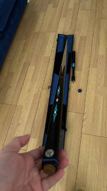 Два бильярдных кия китайского производства