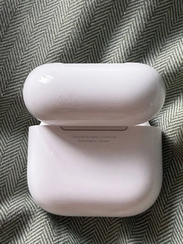 AirPods 4 с активным шумоподавлением 1