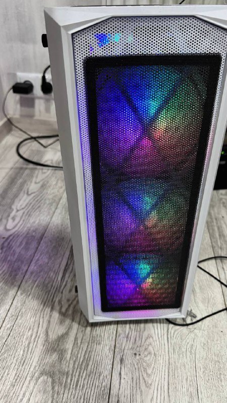 Игровой компьютер с монитором, гарнитурой, клавиатурой и мышью