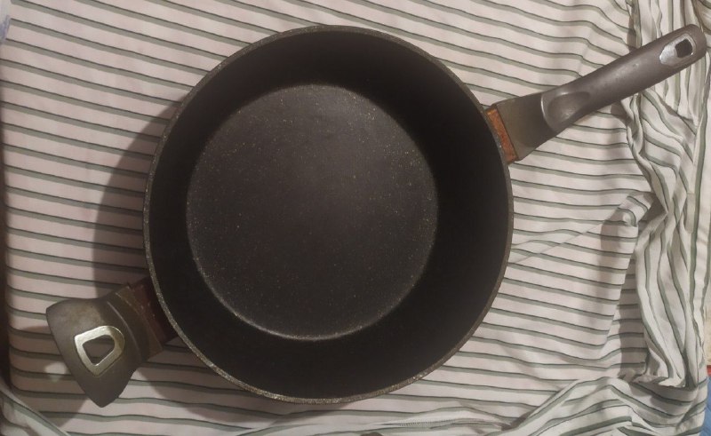 кастрюли, сковороды, чашки, тарелки, графины, бутылки, кухонные принадлежности 4