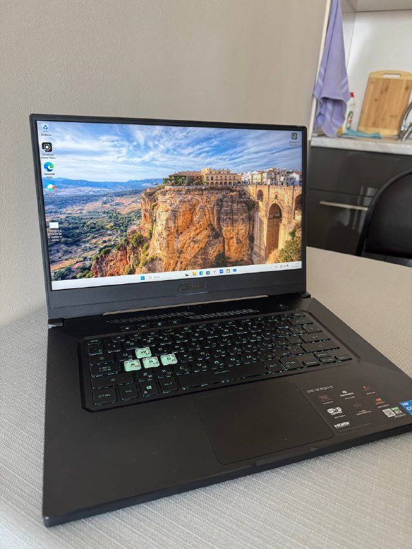 Ноутбук Asus TUF Dash F15, мышь Logitech, вебкамера, штатив