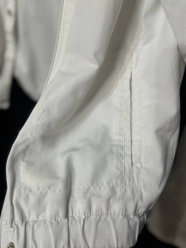 Белая ветровка с отстегивающимся капюшоном, размер S 5