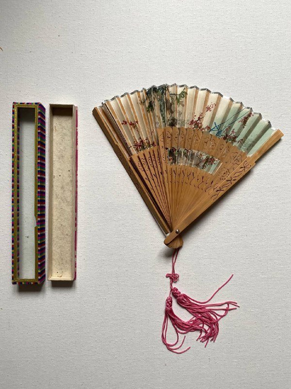 Японский винтажный веер в коллекционном футляре со стеклом