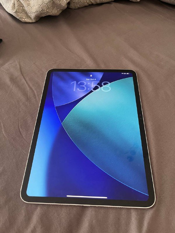 iPad Pro 11 M4, клавиатура Keychron K3, мышь Logitech MX Master 3, лампа Xiaomi Mi Computer Light