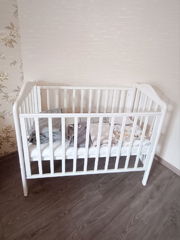 Детская кроватка с матрасом и комплектом белья