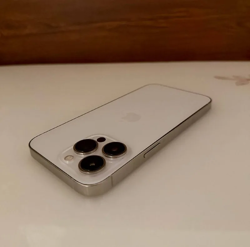 iPhone 13 Pro, компьютерное кресло, стол, монитор 1