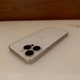 iPhone 13 Pro, компьютерное кресло, стол, монитор 1