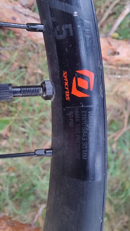 Переднее колесо SYNCROS Revelstoke 1.5 27.5" 30mm 3