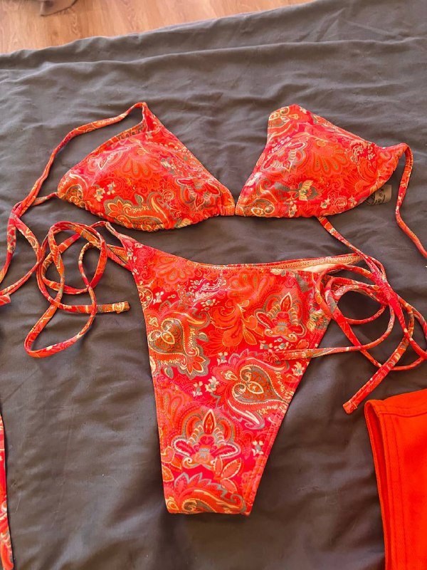 Красный купальник с регулируемым размером