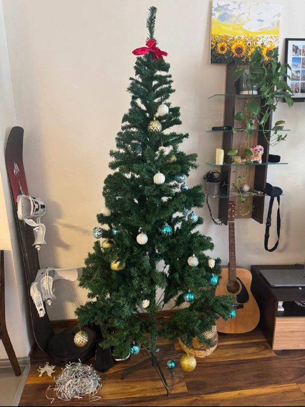 Высокая елка с игрушками