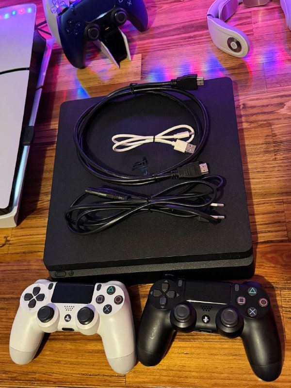 Приставка PlayStation 4, 2 геймпада, игры God of War, Жизнь после, Одни из нас