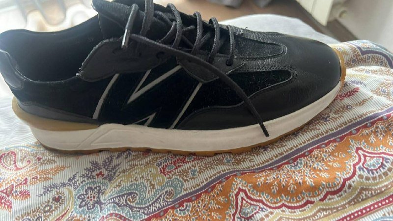 Мужские кожаные кроссовки 39 размер новые