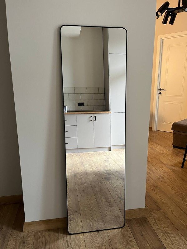 Вертикальное зеркало с ножкой