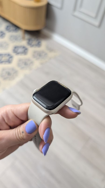 Apple Watch 8 in good condition 2