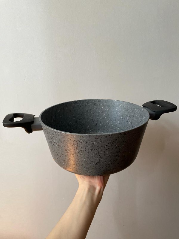 Два баллончика краски, ножницы, кастрюля, подушка, машинка для катышек, штопор 3