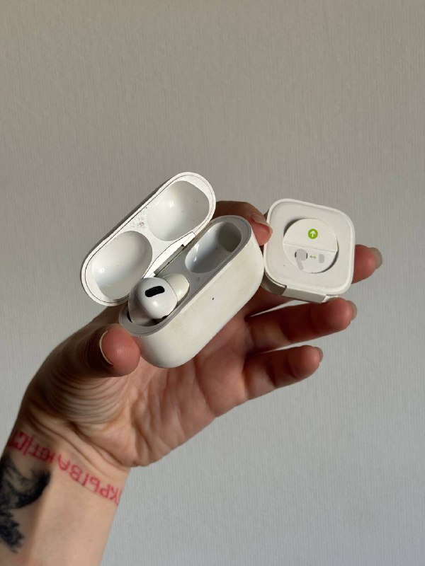 AirPods Pro 1 поколения с одним наушником и шнуром 2